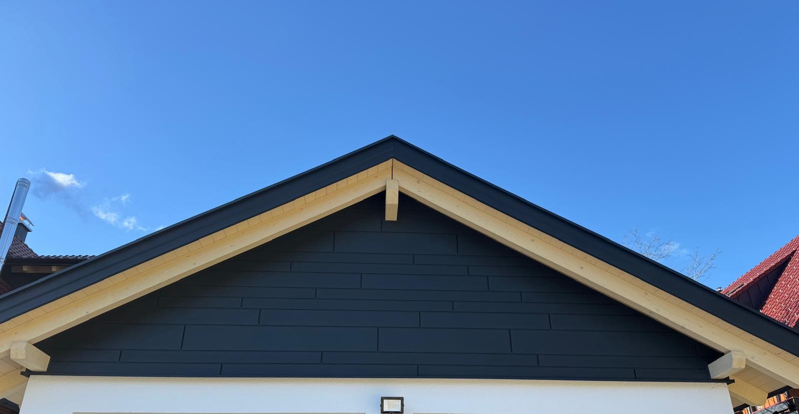 Fassadenverkleidung mit PREFA Siding.X in Anthrazit – Garagengebäude