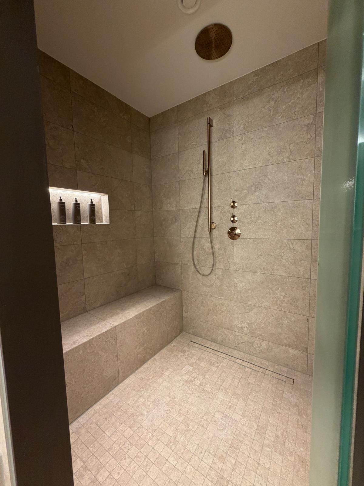 Ebenerdige Dusche mit Messingarmaturen