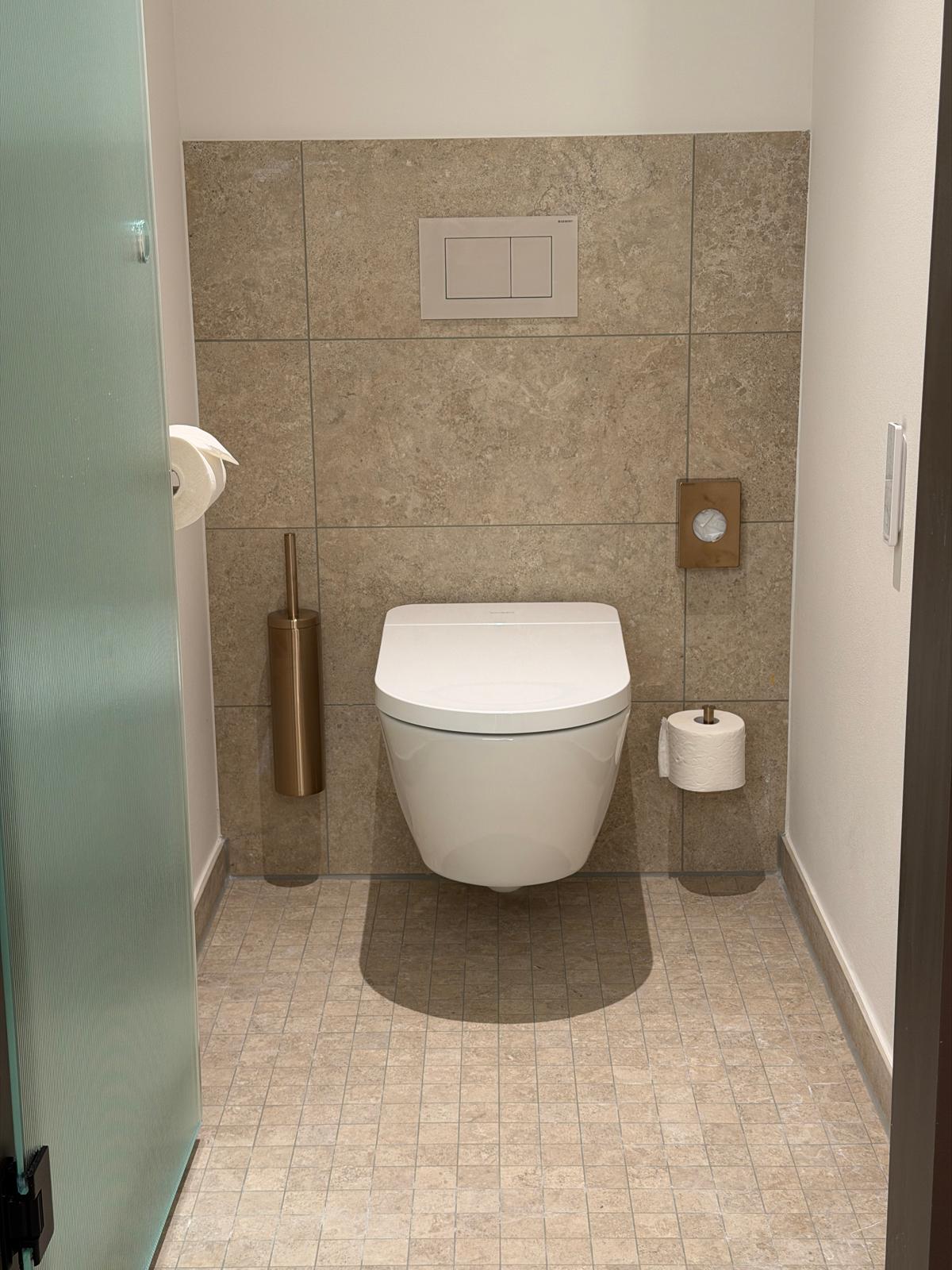 Wand-WC mit Messing-Accessoires