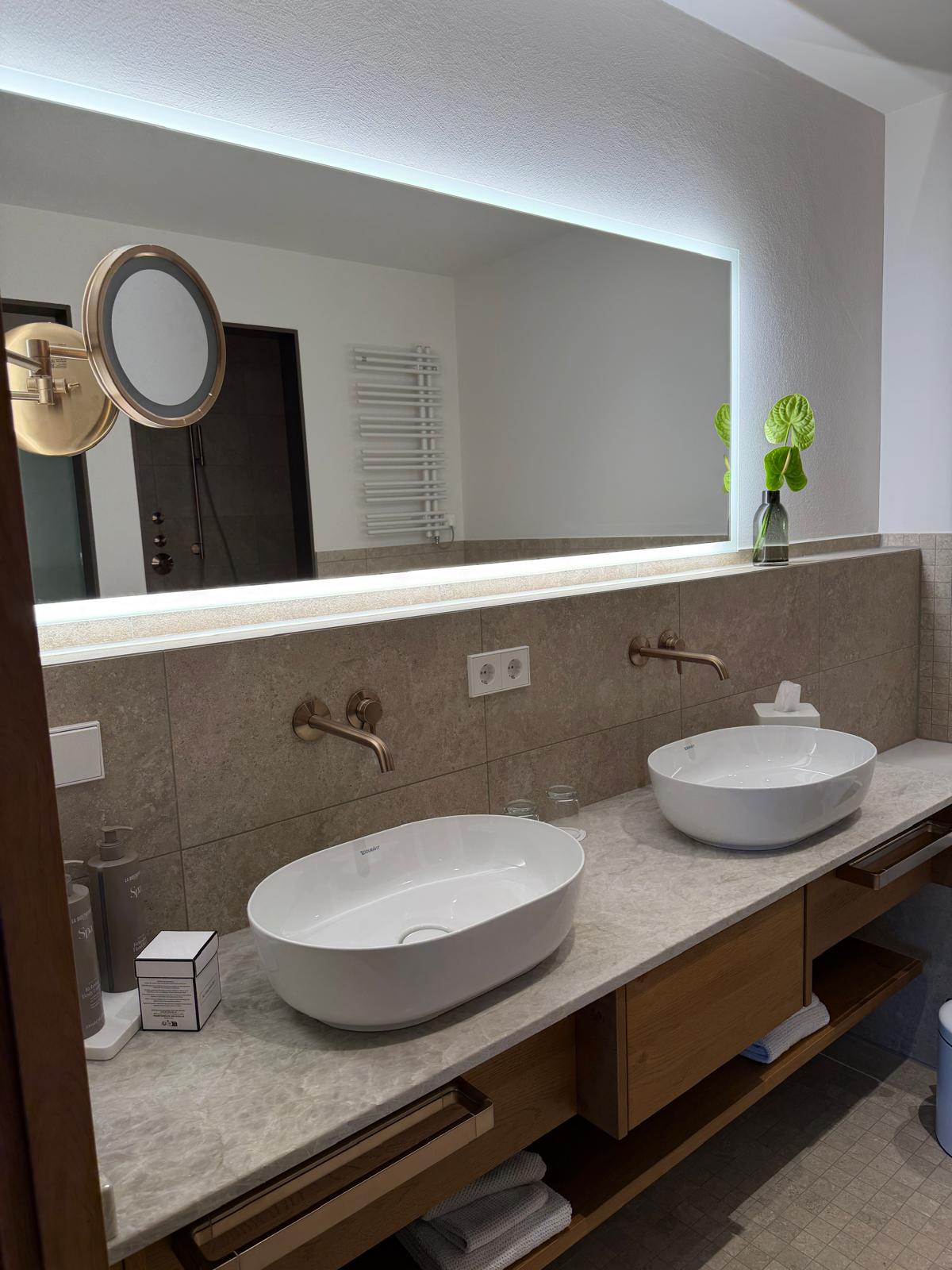 Doppelwaschtisch Gesamtansicht mit Spiegel