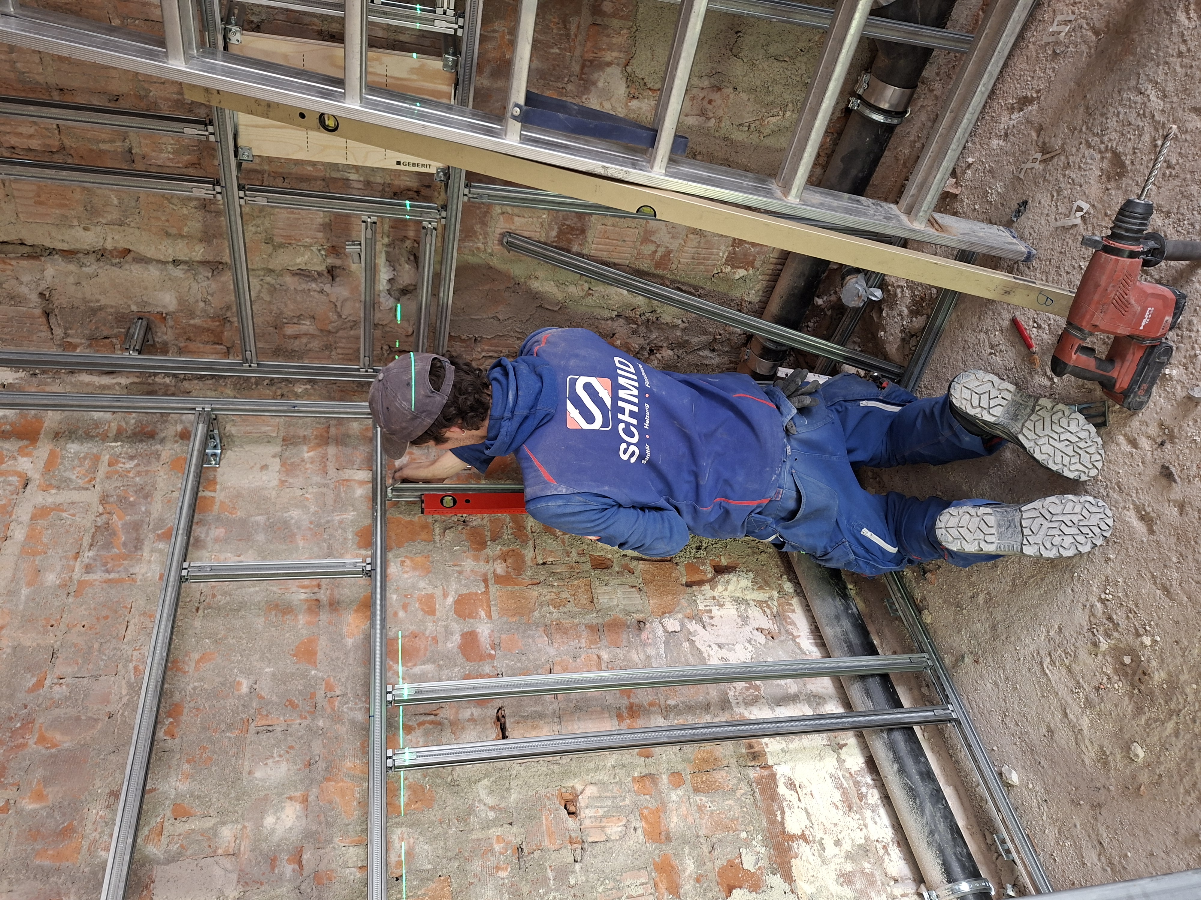 Schmid Monteur bei der Sanitärinstallation