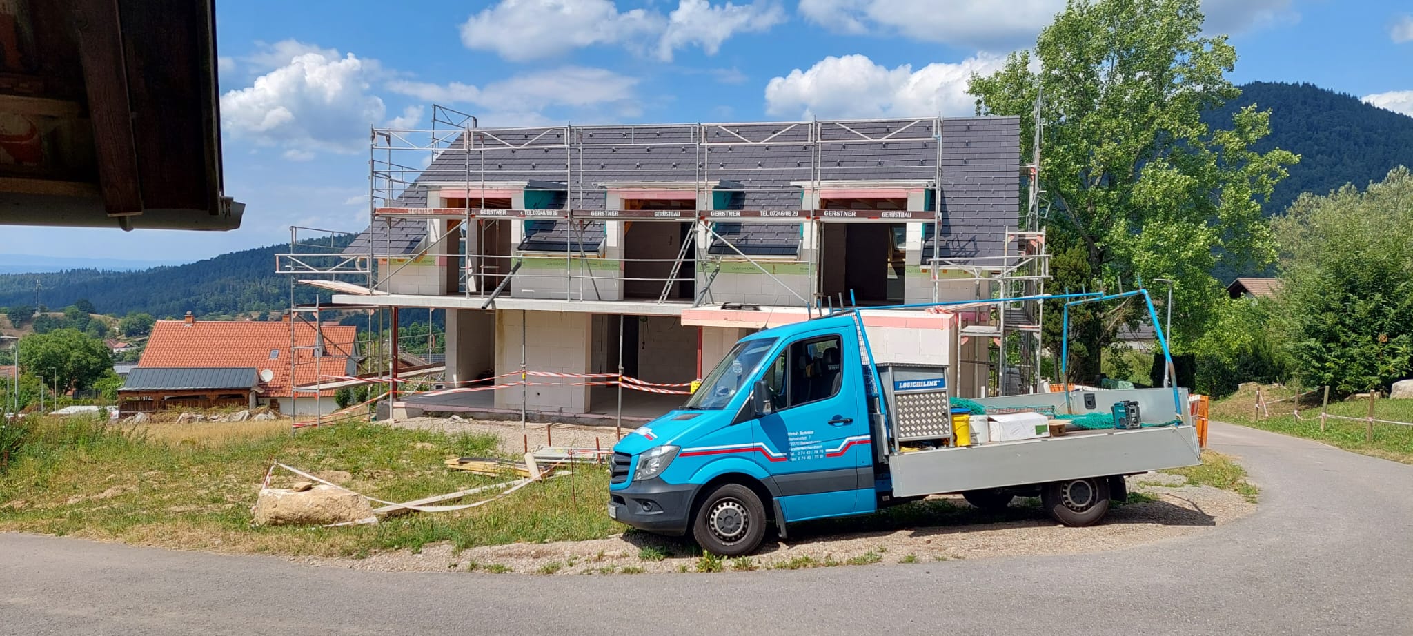 Schmid Fahrzeug auf Baustelle mit Bergpanorama